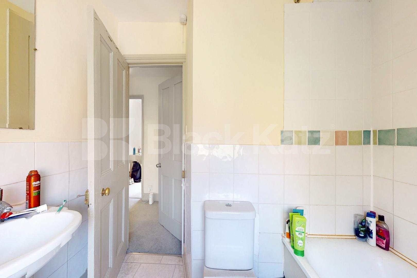 Triplex Georgian townhouse with two bathrooms and patio garden Henshaw Street, Elephant and Castle/Borough